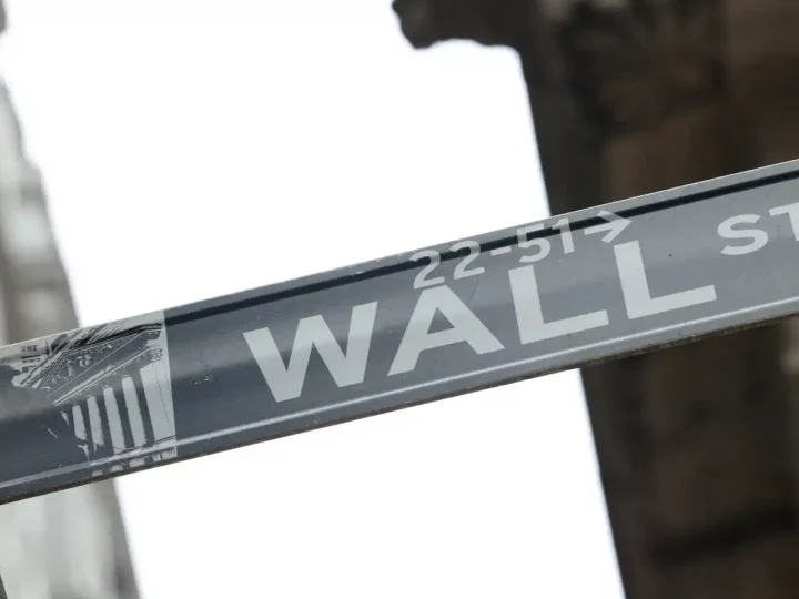Wall Street sufre las caídas de los fabricantes de chips al final de una semana positiva
