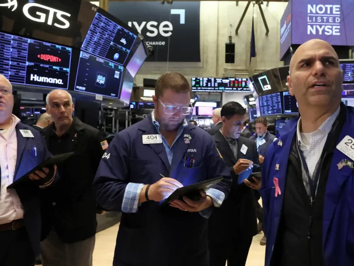 Wall Street se tiñe de rojo en el inicio de la reunión de la Fed