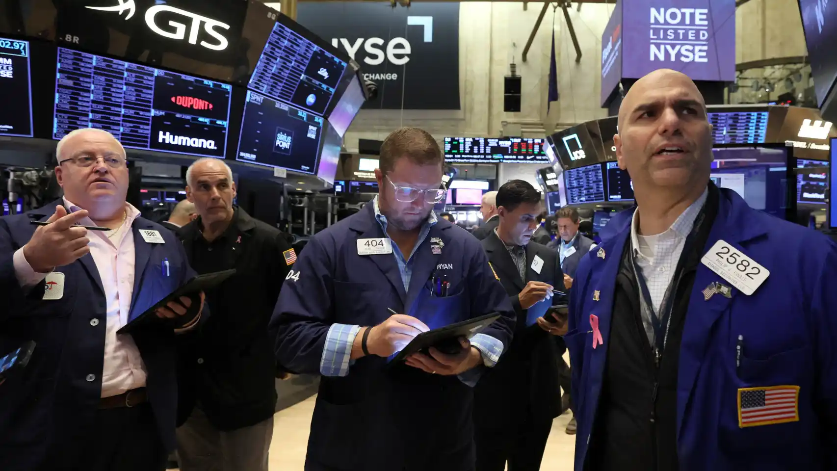 Wall Street se tiñe de rojo en el inicio de la reunión de la Fed